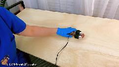 Enfermera ordeña a su paciente usando una máquina especial